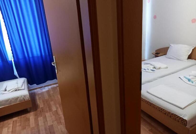 带阳台套房, хотел централ