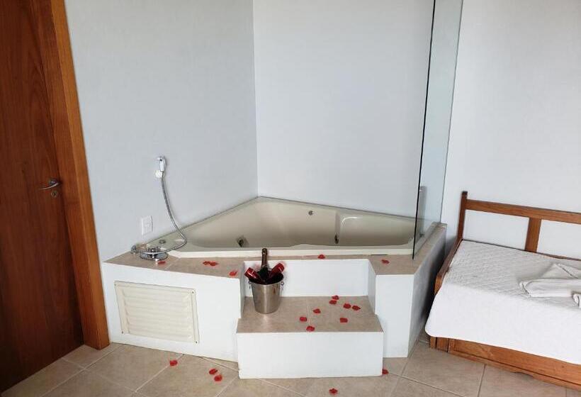 Jakuzili Süit, De Rose Praia