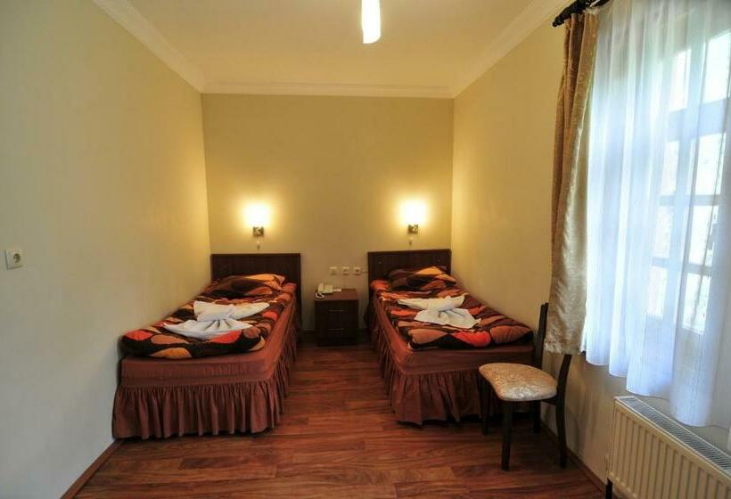 Номер Economy, Hittite Houses