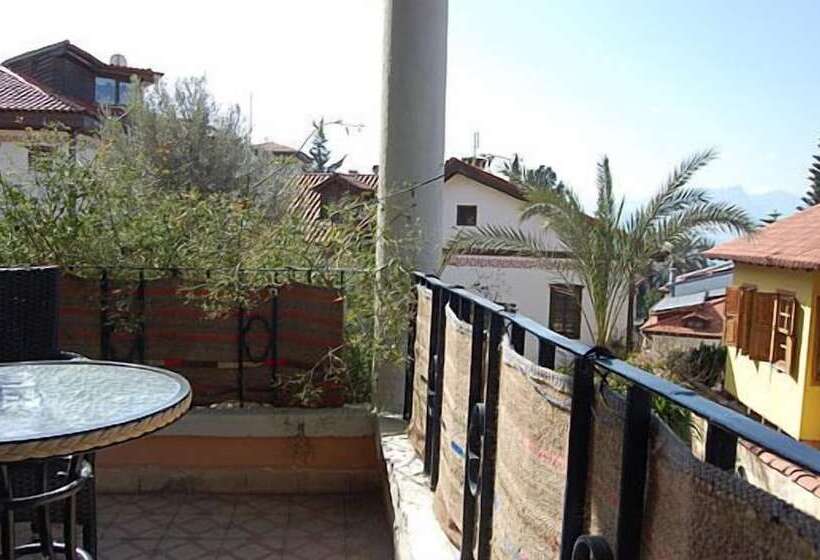 سوئیت با بالکن, Villa Tulipan