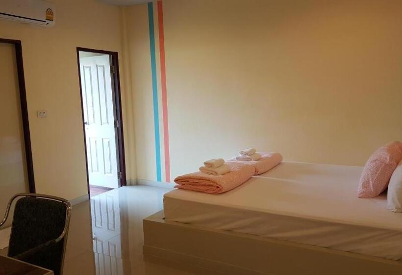 스위트, Juntima Place At Amphawa