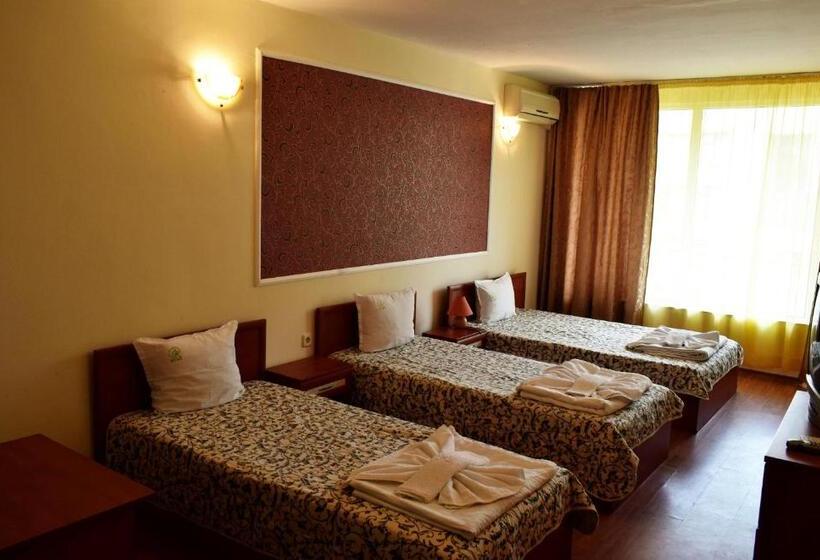 Трехместный Номер Стандарт с Балконом, Ryor Hotel   All Inclusive & Free Parking
