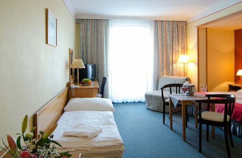اتاق استاندارد چهار تخته, Wellness Hotel Gendorf