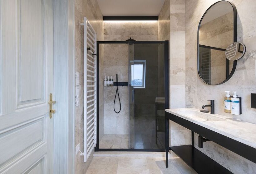 اتاق لوکس, Numa I Laurel