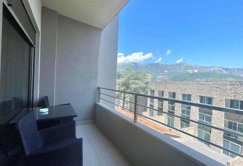 اتاق استاندارد با بالکن, Butua Residence