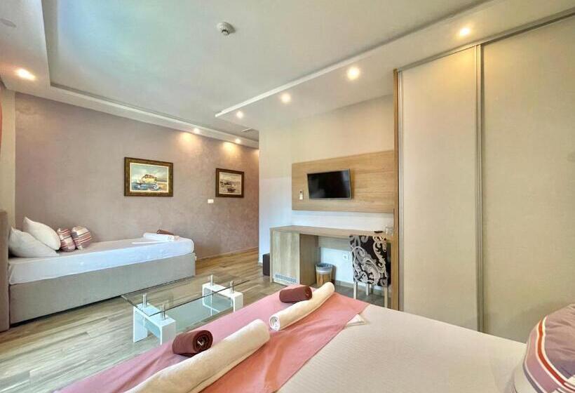 اتاق استاندارد سه تخته با بالکن, Butua Residence