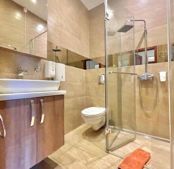 اتاق استاندارد با بالکن, Butua Residence