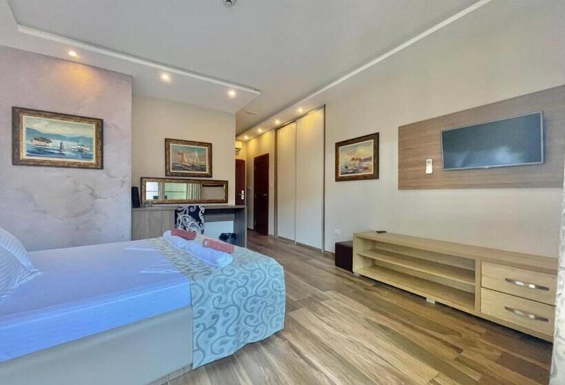 اتاق استاندارد با بالکن, Butua Residence
