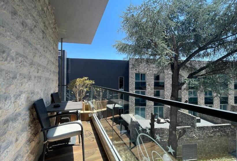 اتاق استاندارد با بالکن, Butua Residence