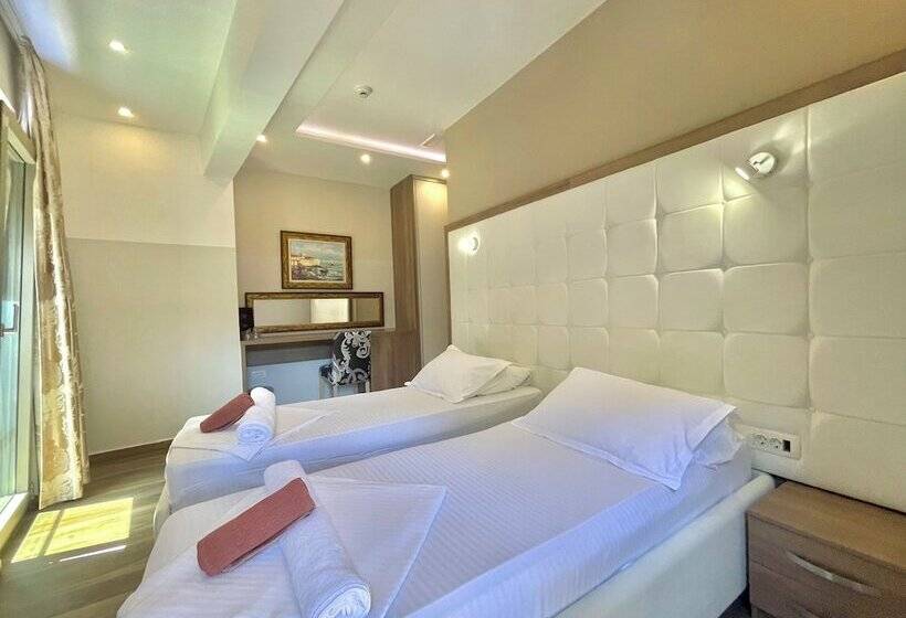 اتاق استاندارد با بالکن, Butua Residence