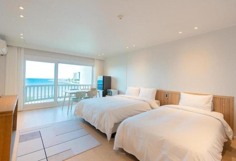 اتاق لوکس با چشم‌انداز دریا, Ocean Palade