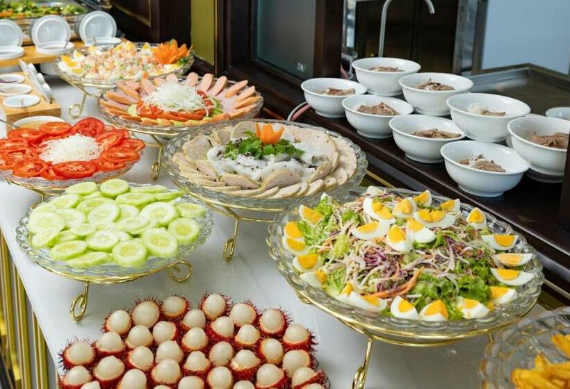 اتاق استاندارد سه تخته با بالکن, Luxury Hotel Near Da Nang Beach   Charming Beauty