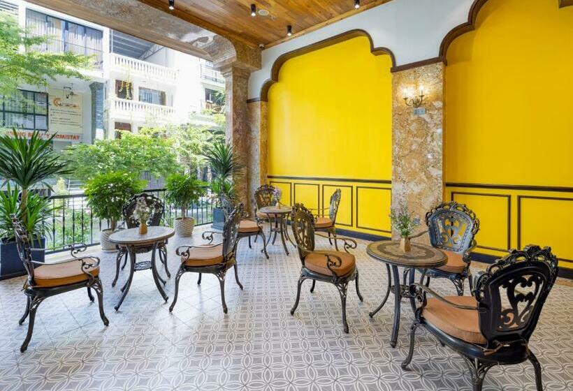 اتاق استاندارد سه تخته با بالکن, Luxury Hotel Near Da Nang Beach   Charming Beauty