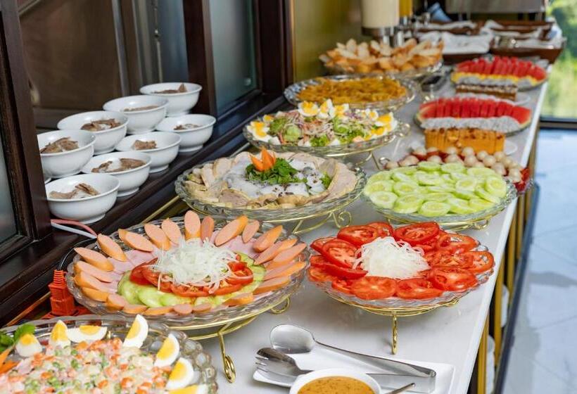 اتاق استاندارد سه تخته با بالکن, Luxury Hotel Near Da Nang Beach   Charming Beauty