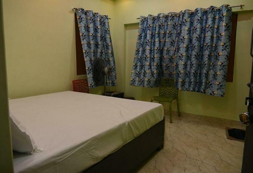 Quarto Deluxe, Swagat Paying Guest House Varanasi Near Ganga River