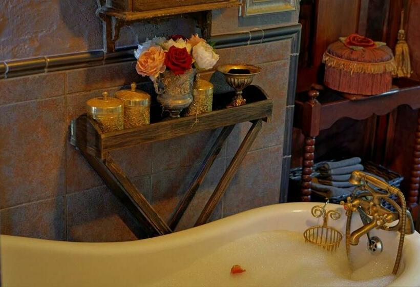 Номер Стандарт, Bygracealone Manor