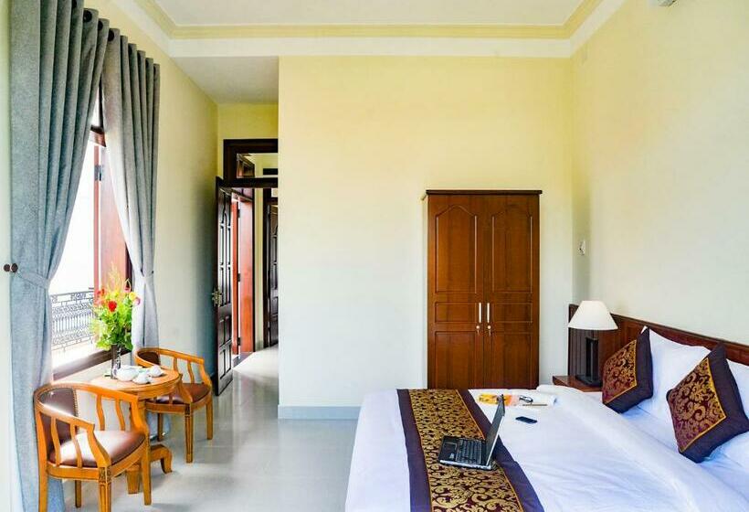 اتاق لوکس با چشم‌انداز شهر, Redrose Villa