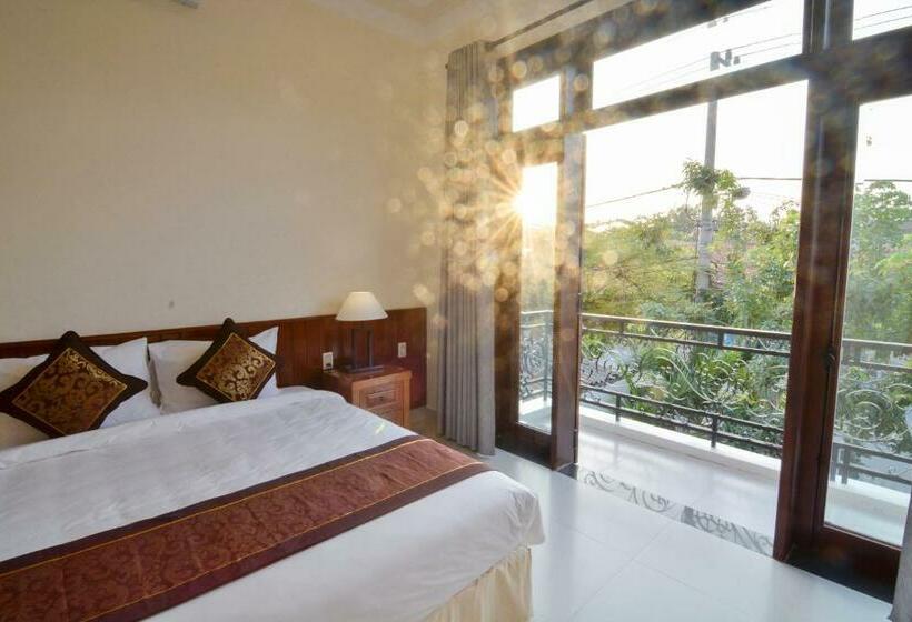 اتاق لوکس با چشم‌انداز شهر, Redrose Villa