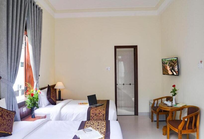 اتاق لوکس با چشم‌انداز باغ, Redrose Villa