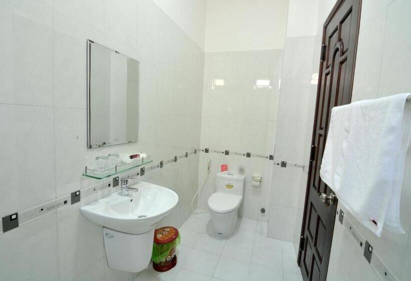 اتاق لوکس با چشم‌انداز باغ, Redrose Villa