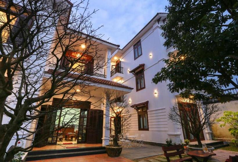 اتاق خانوادگی, Redrose Villa