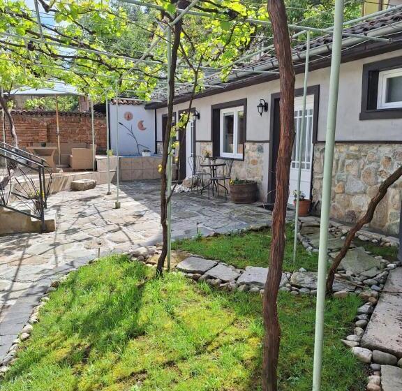 带花园景观的标准工作室, Musala 1 Bed & Breakfast
