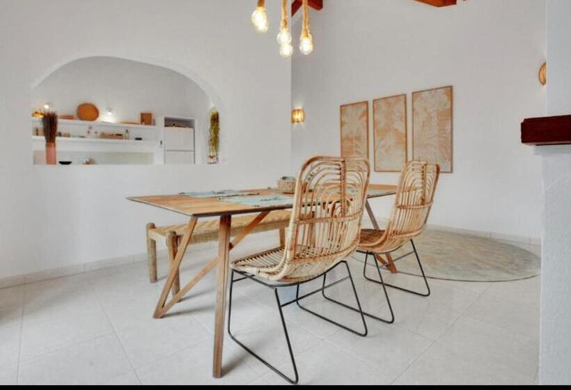 اتاق استاندارد با چشم‌انداز استخر, Villa Amrita