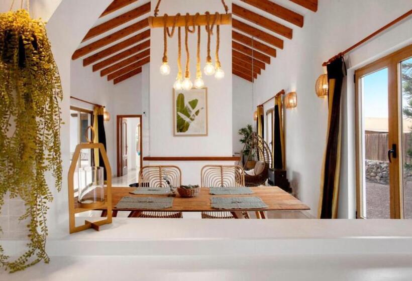 اتاق استاندارد با چشم‌انداز استخر, Villa Amrita