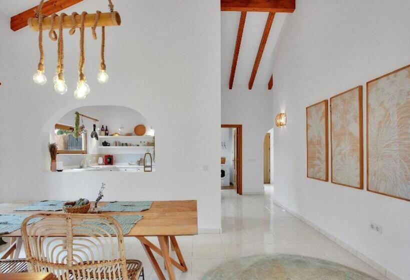 اتاق استاندارد با چشم‌انداز استخر, Villa Amrita
