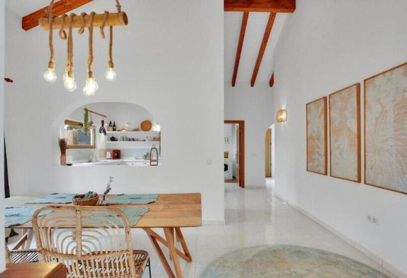 اتاق استاندارد با چشم‌انداز استخر, Villa Amrita