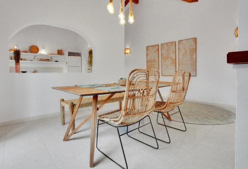 اتاق استاندارد با چشم‌انداز استخر, Villa Amrita