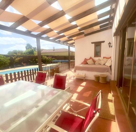 اتاق استاندارد با چشم‌انداز استخر, Villa Amrita