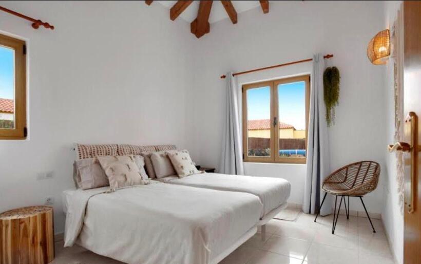 اتاق استاندارد با چشم‌انداز استخر, Villa Amrita