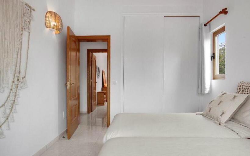 اتاق استاندارد با چشم‌انداز استخر, Villa Amrita