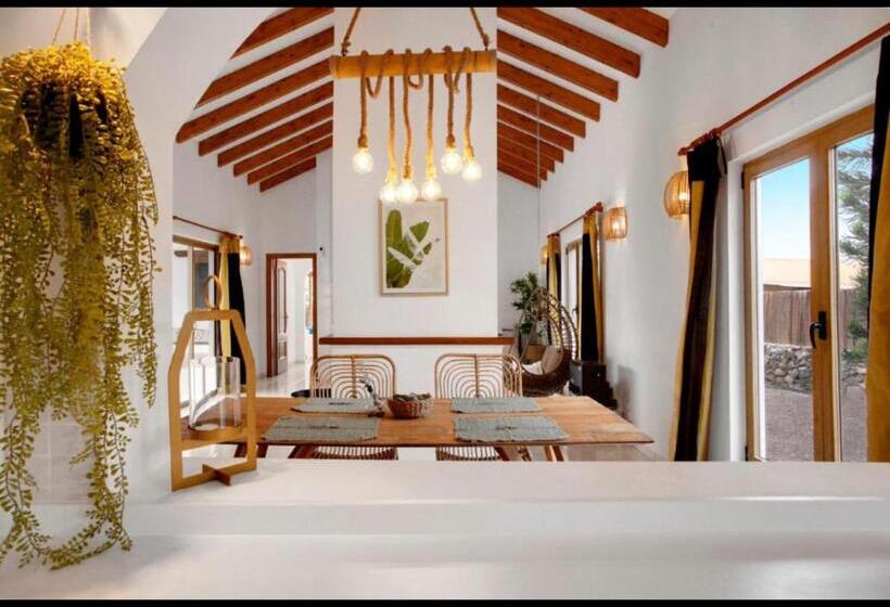 اتاق استاندارد با چشم‌انداز استخر, Villa Amrita
