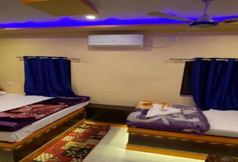 Quarto Deluxe, Staymaker Hotel Aditya 1 Km From Kashi Vishwanath Temple