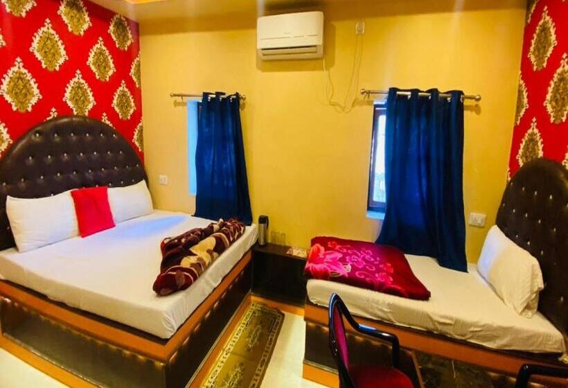 Quarto Deluxe, Staymaker Hotel Aditya 1 Km From Kashi Vishwanath Temple