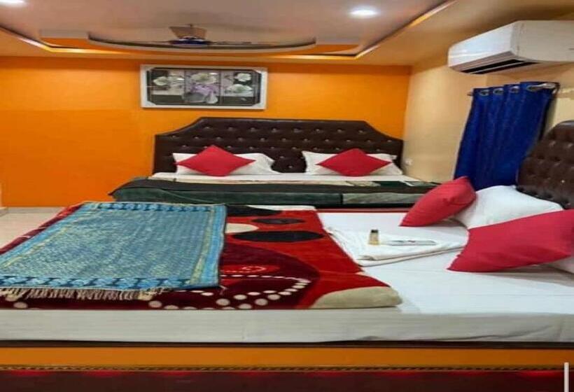 Quarto Deluxe, Staymaker Hotel Aditya 1 Km From Kashi Vishwanath Temple