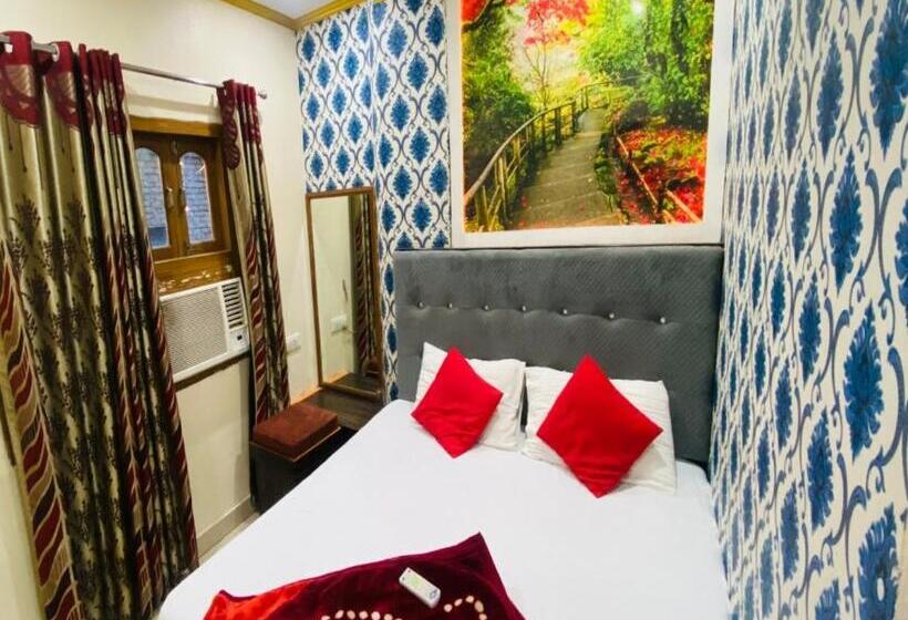 Quarto Deluxe, Staymaker Hotel Aditya 1 Km From Kashi Vishwanath Temple