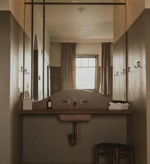 자쿠지 스위트, The Atlee Suites