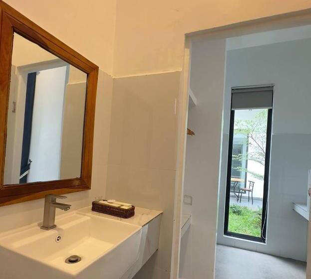 غرفة قياسية ثلاثية مزودة بشرفة, Kampot River Bungalows