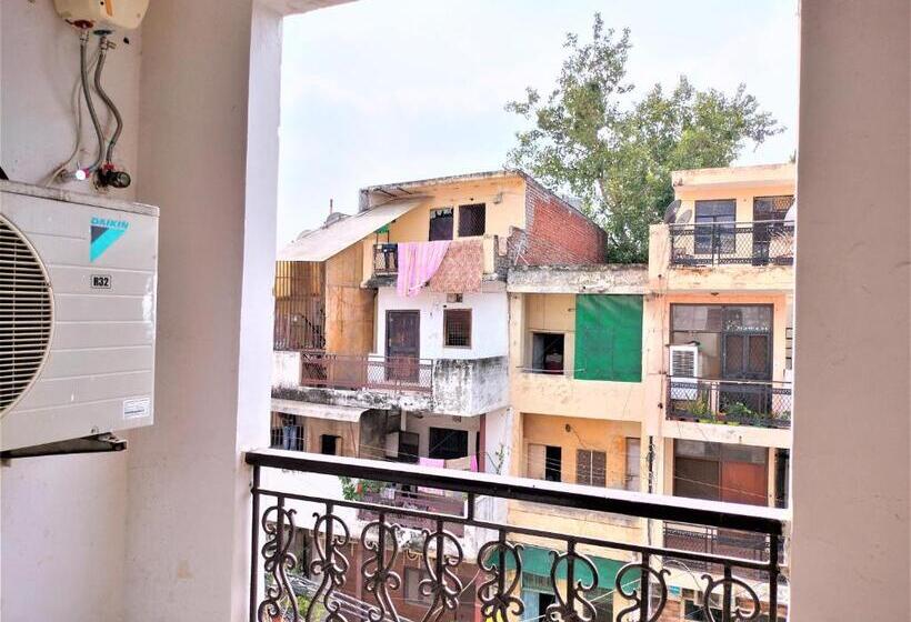 اتاق لوکس با بالکن, White Palace,nizamuddin Railway Station