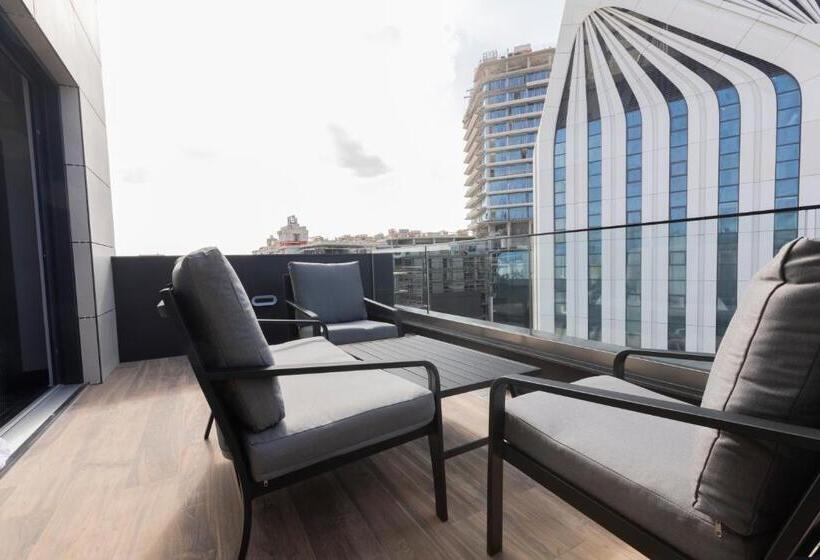 سوئیت جونیور با تراس, The Londoner Hotel St. Julian S