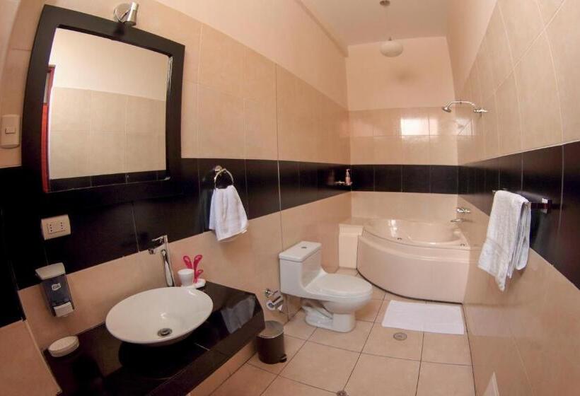 سوئیت با وان آب گرم, Pacific Suites