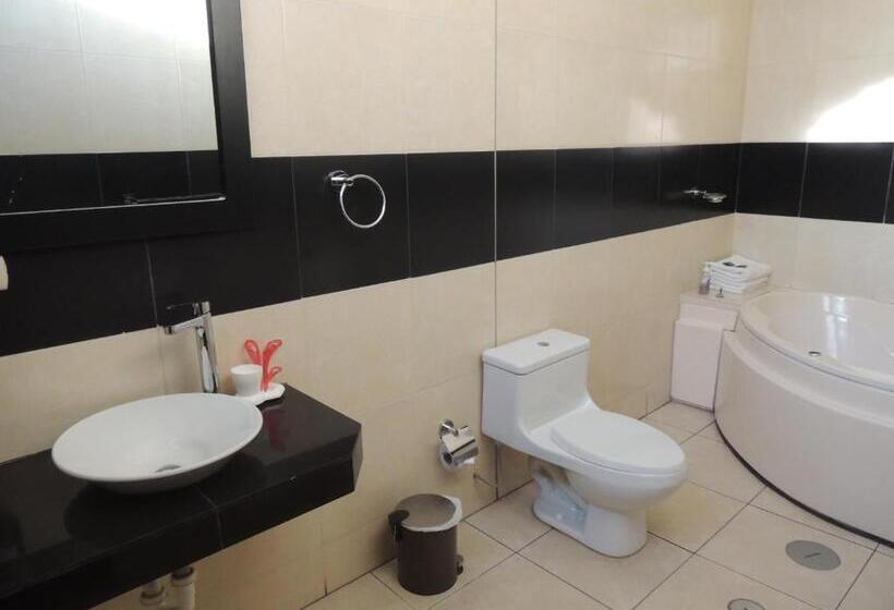 سوئیت با وان آب گرم, Pacific Suites