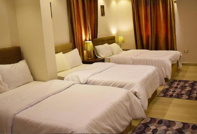 اتاق استاندارد سه نفره, Puzzle Pyramids Inn