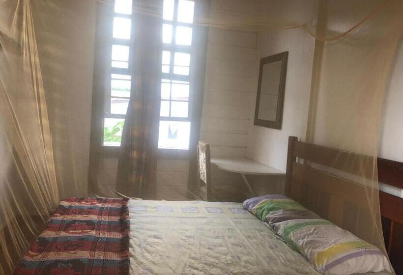 اتاق استاندارد با سرویس بهداشتی مشترک, Pied A Terre