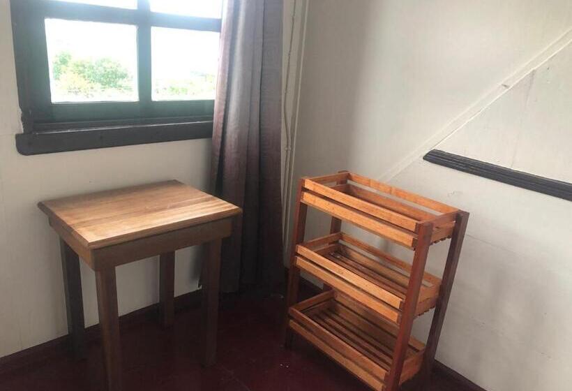 اتاق استاندارد یک تخته با سرویس بهداشتی مشترک, Pied A Terre