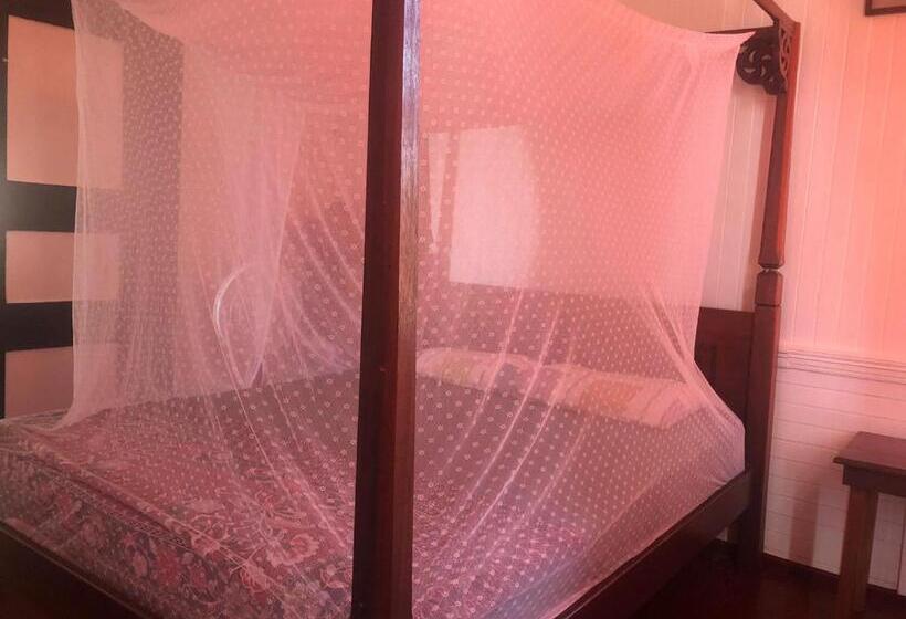 اتاق استاندارد با سرویس بهداشتی مشترک, Pied A Terre