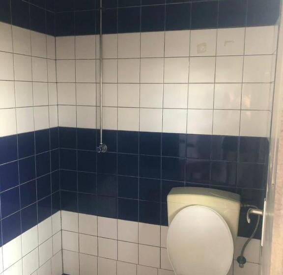 اتاق استاندارد با سرویس بهداشتی مشترک, Pied A Terre